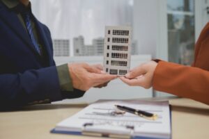 Acquisition temporaire de biens en copropriété à rénover : quelle revente possible ?