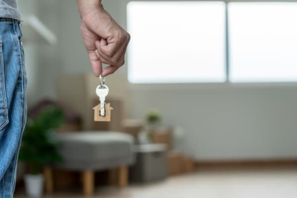 Logement de fonction : à restituer à la fin du CDI ?