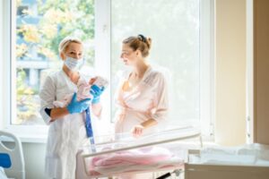 Exercice de la profession de sage-femme : de nouvelles conditions pour les étudiants remplaçants