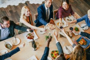 Repas d'équipe avec conjoints = TVA allégée ?